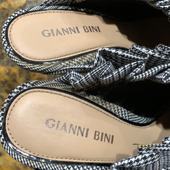 Gianni Bini checkered ruffle pointed toe mule - Picture 4 of 7